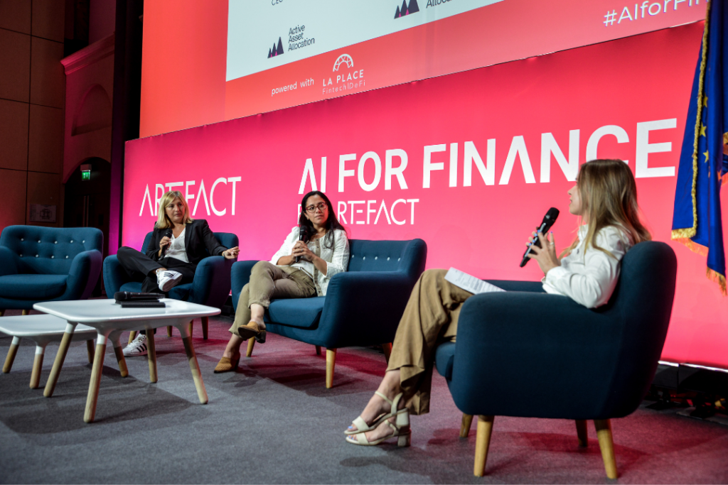 Adina et Hala sur la scène principale du Palais Brongniart lors du sommet 2023 AI for Finance.