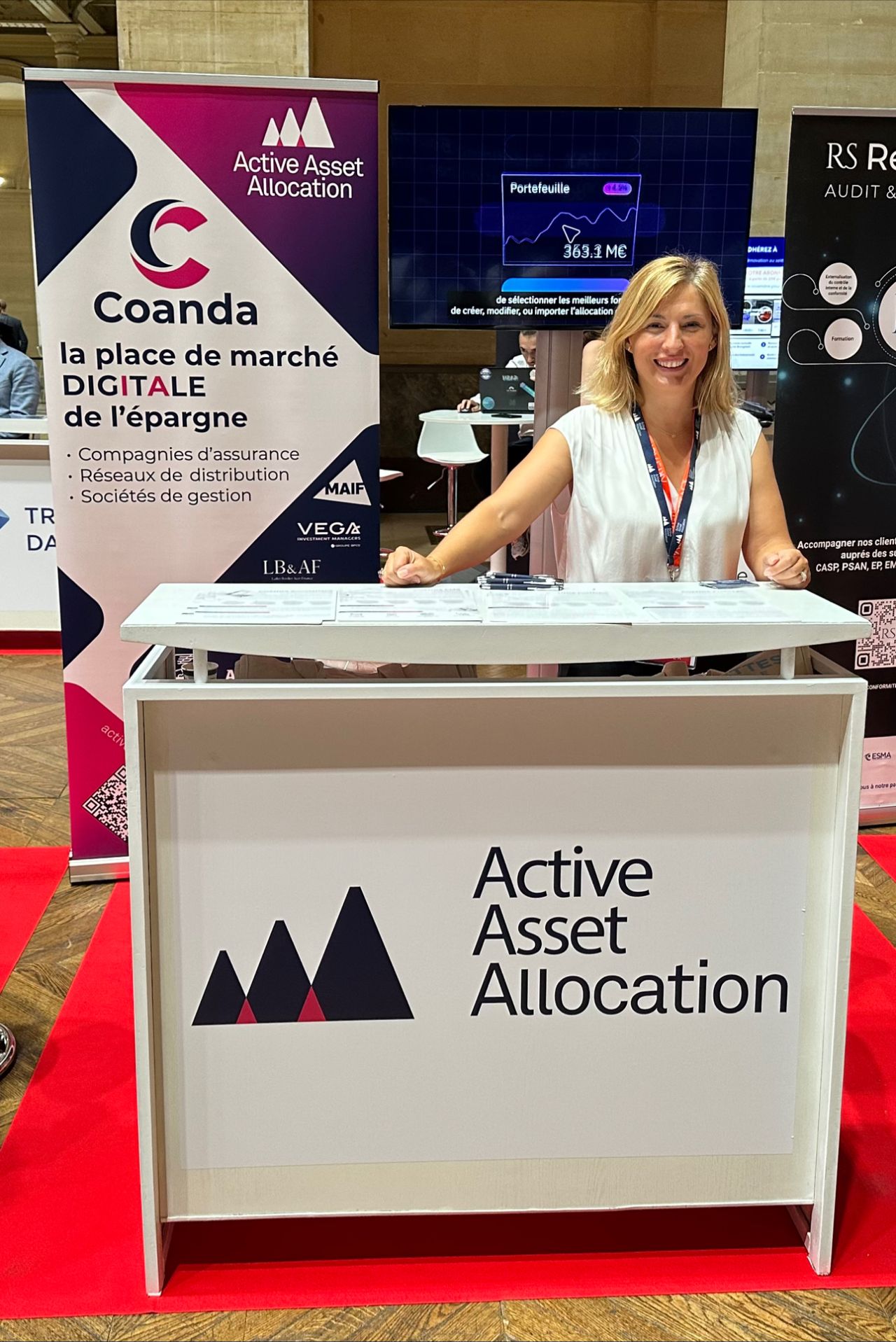 Adina Grigoriu au stand Active Asset Allocation AI for Finance pour présenter Coanda